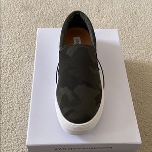 NEW Steve Madden Gills Camo Shoes
